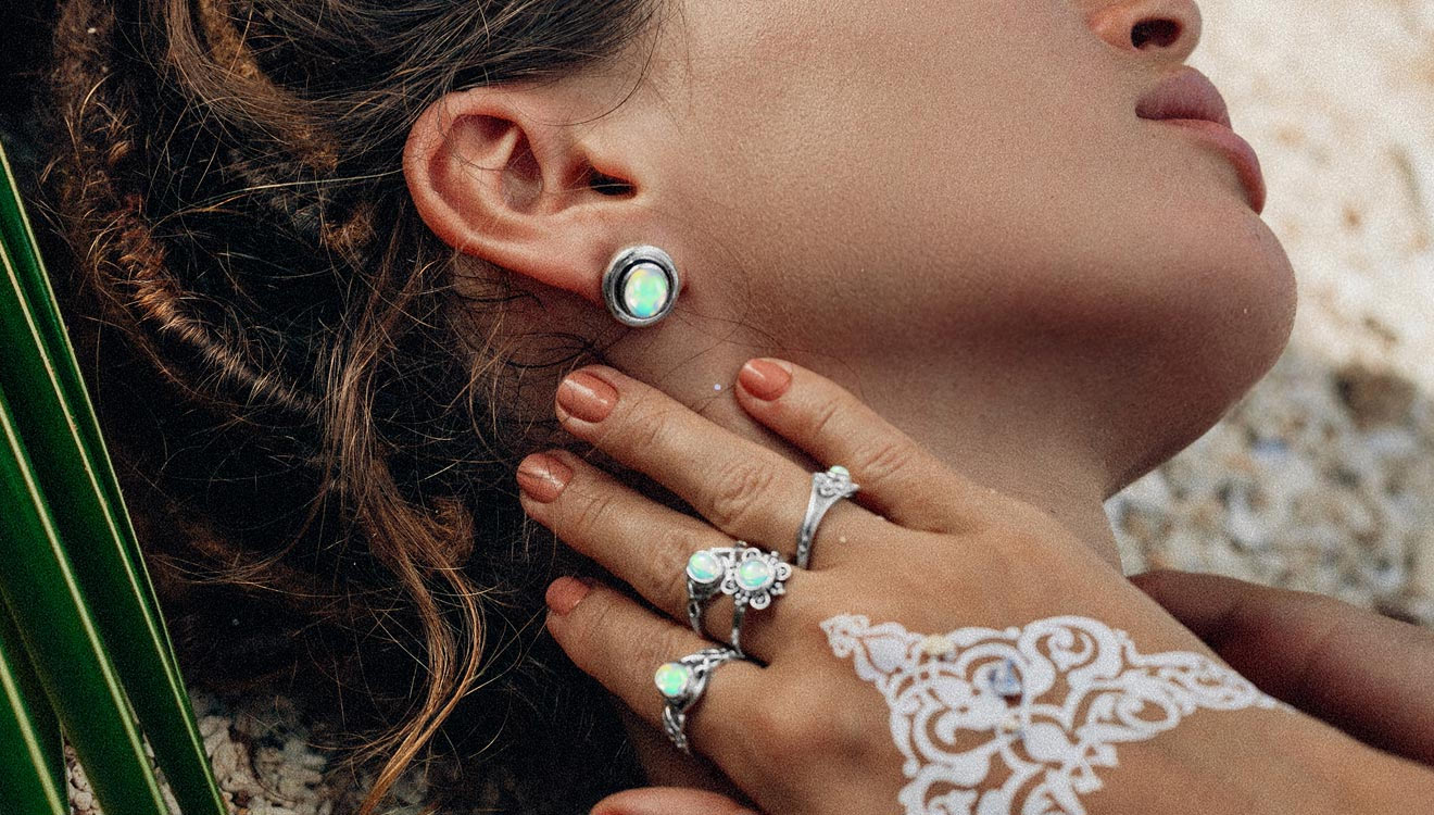 Is wearing opal jewelry appropriate for special events?