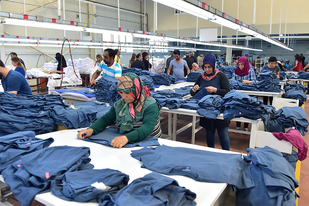 How to manage clothing manufacturing processes in the apparel industry